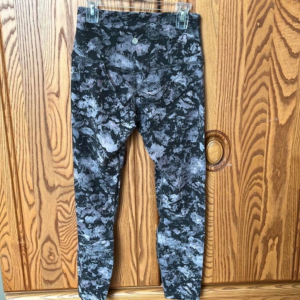 Lululemon size 6 gray printed leggings. New condition, no pilling.